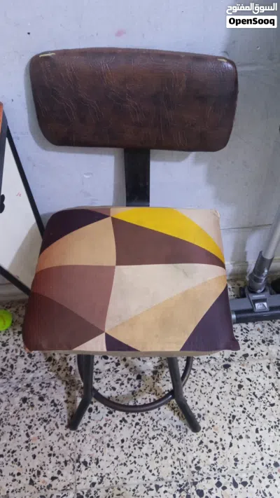ميز طعام مع كراسي عدد 4 بلاستك و 2 حديد ستول 3