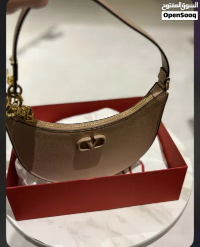 شنطة ڤالنتينو بشعار الماركة 3