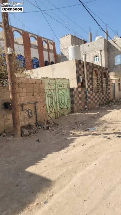 ارض 4لبن في حزيز نادي الفروسيه بينها وبين شارع تعز 150متر الرجال محتاج يبيع فيها بيت شعبي قديم وحوش 4