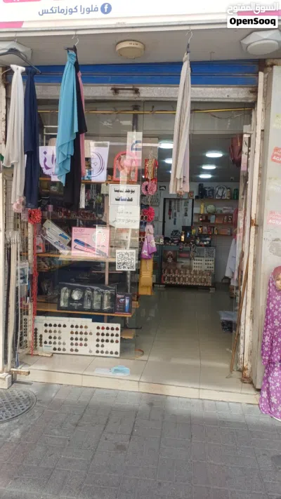 بضاعة محل مكياجات كامل مع الديكور 4
