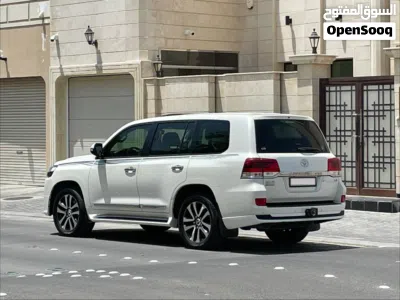 Toyota Land Cruiser Grand Touring 3
