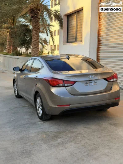 Hyundai Elantra SE 3