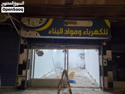 واجهة محل مكونه من كارمه مضيئه وباب سوكريت المنيوم سحاب للبيع 2