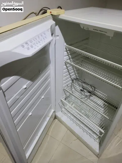 للبيع فريزر عمودي ممتاز جدا و تبريد شديد، الحجم موضح بصورة ،اللون أبيض أرفف معدنية مطلية و درج سفلي 4