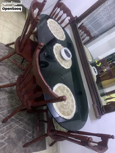 طاولة سفره سوكريت صب والقاعده رخام مع أربع كراسي زان مع مرايه بيرو بحاله ممتازه للبيع 2