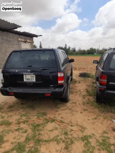 Nissan Pathfinder XE 4