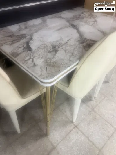 طالو بحاله جيده لا يوجد بها مشاكل ابيض اللون ارجل فضيى 3