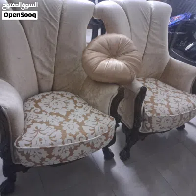 طقم كنب للبيع مع طاوله سفرة كبيره معها 8كراسي بحاله ممتازة للتواصل واتس والي بدو اياه ما بقصر معاه 3
