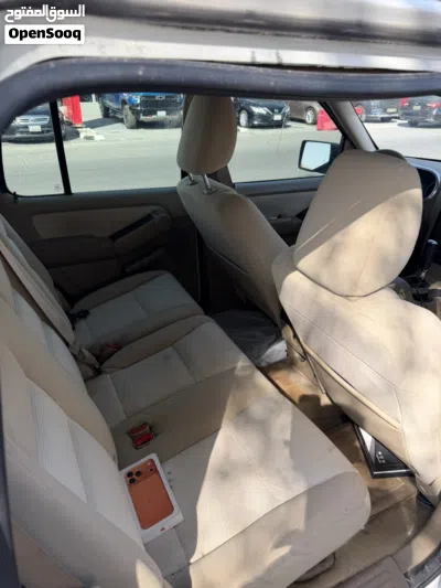 Ford Explorer Base 2