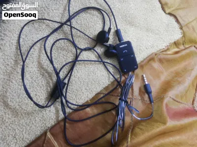 تليفون نوكيا قديم شغال مع سماعات اصليه مال جهاز N86 وياه 2
