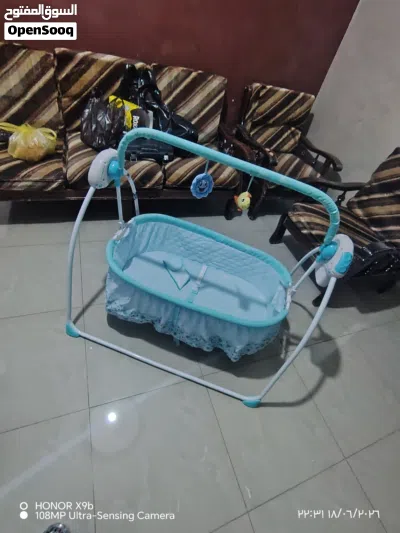 تخت بيبي هزاز كهربائي بحالة ممتازة 3