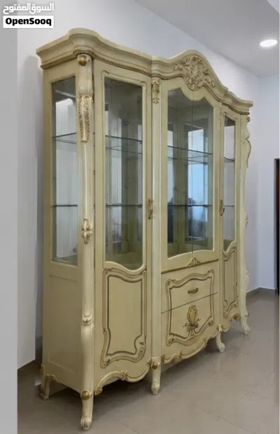 نيش / خزانة عرض زجاجية / 2