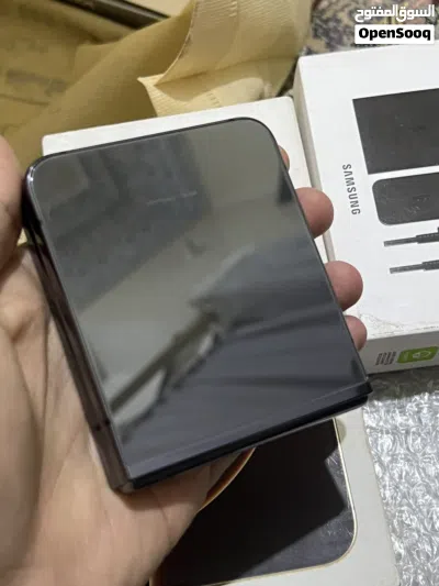 Z flip 5 256GB عررطه 3