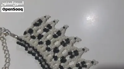 عقد مشغول يدوي بالخرز لون اسود وابيض 4