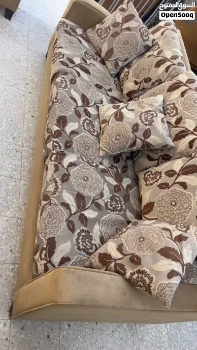 طقم كنب كامل للبيع مع طاوله الطقم بحاله جيده بس الفرش بده تنضيف 3