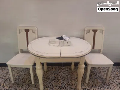 ميز طعام خشب فوق زجاج مع اربع كراسي 4 3 مابيهن شي واحد مكسور 3