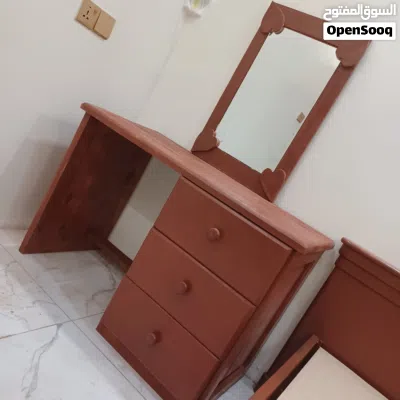سرير وتسريحه للبيع 2