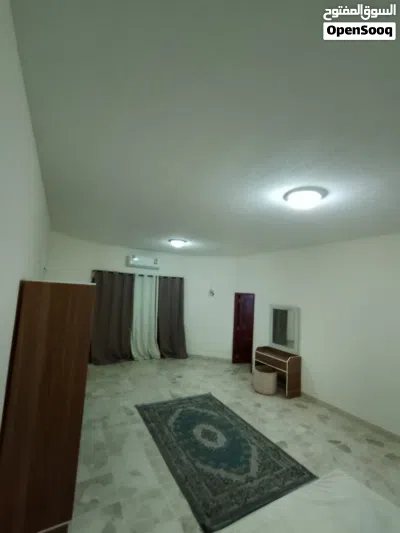شقة نظيفة وهادئة للإيجار في القرم قرب مستشفى الخولة تتوفر خيارات أخرى تواصل معنا الآن واتساب واتصال 3