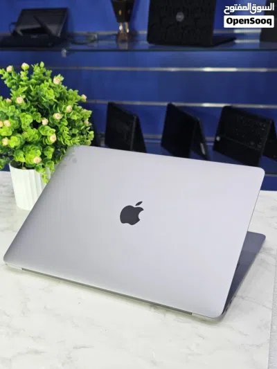 MacBook Pro A1990 2018 Touch Bar Core i7 Processor 16gb Ram 256gb ssd 4gb Graphics Card 2