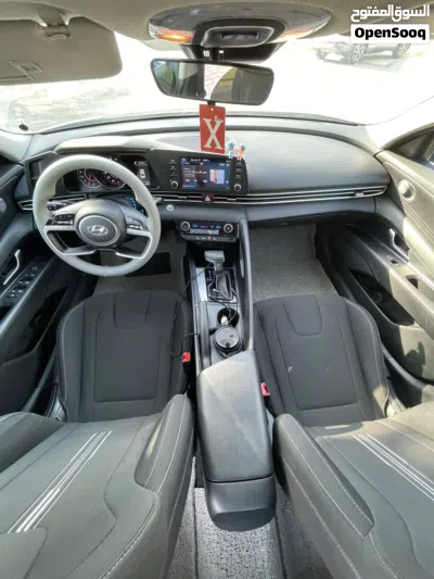 Hyundai Elantra SE 4