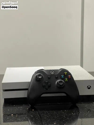 جهاز xbox one s 1TB مع كنترولر اصلي بسعررر مميز جدا فقط 100 دينار يوجد لدينا خدم 3