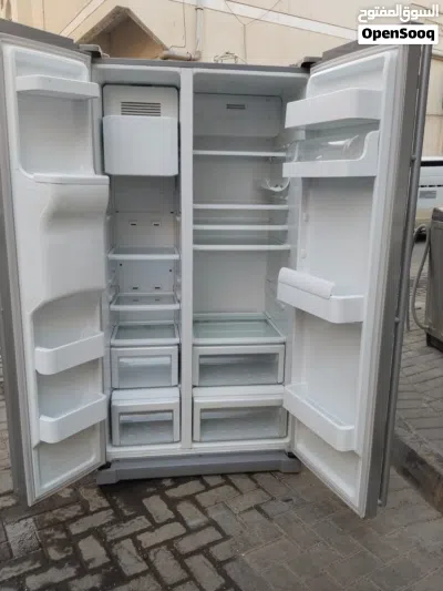 Samsung fridge for sale good condition and working properly good with warranty 2