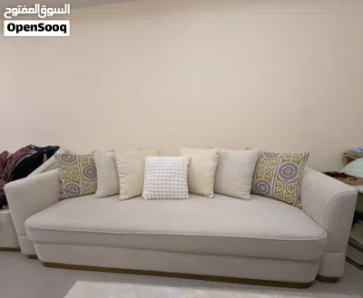 للبيع طقم كنب فاخر من Homes R Us بحالة ممتازة 4
