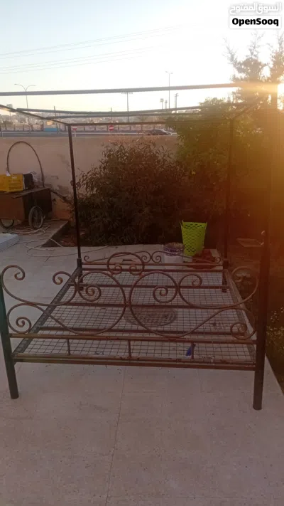 تخت مجوز للبيع كبير 2