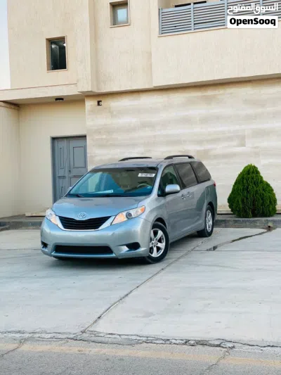 Toyota Sienna LE 4