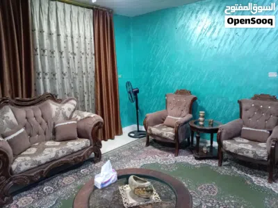 طقم كنب فاخر (8 مقاعد) بحالة جيدة مع كامل الطاولات و السجادة - فخامة كلاسيكية 2