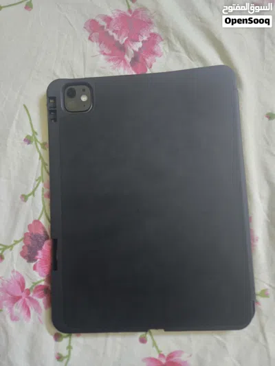 ipad pro m4 brand new it comes with apple keyboard and pen original keyboard 1700 aed I buy 3