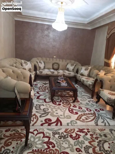 طقم كنب لون بيج مع بردايه وطاوله وسط واثنتين جانبيات 2