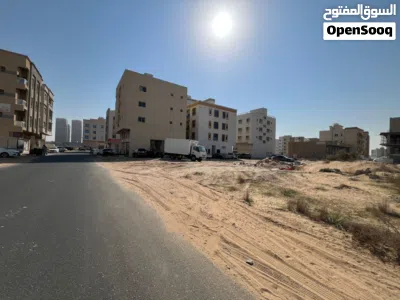 قطعة ارض منطقة العالية سكني تجارى تصريح ارضي مع 3 طوابق على شارع 3