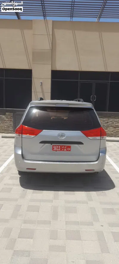 Toyota Sienna LE 4