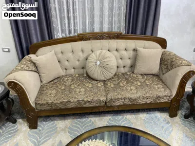 طقم كنب للبيع مع البرادي وطقم طاولات للبيع 350 مقابل للتفاوض 4