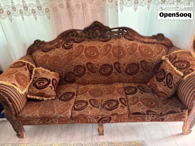 طقم كنب 9 مقاعد بحالة جيدة جدا مع طاولة وسط لون ابيض خشب ثقيله 2