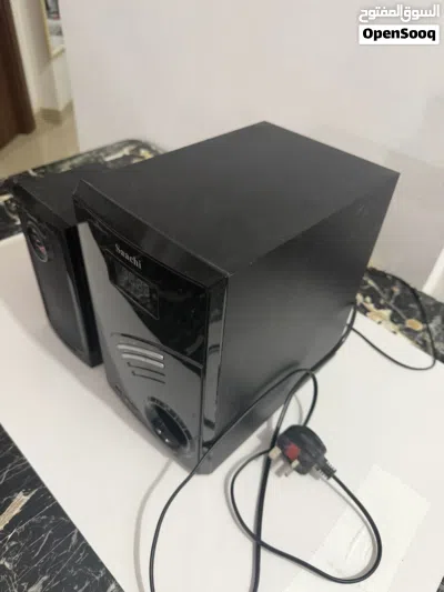 شاشة فيلبس 32بوصة جميلةةةةة من شركة فيلبس مع حامل وسماعات 3