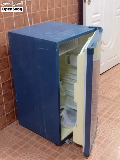 A small fridge for single or small family 2