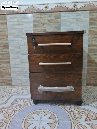 مكتب مع مجرات مكتبيه بلون بُني راقي مستعمل استعمال بسيط 2