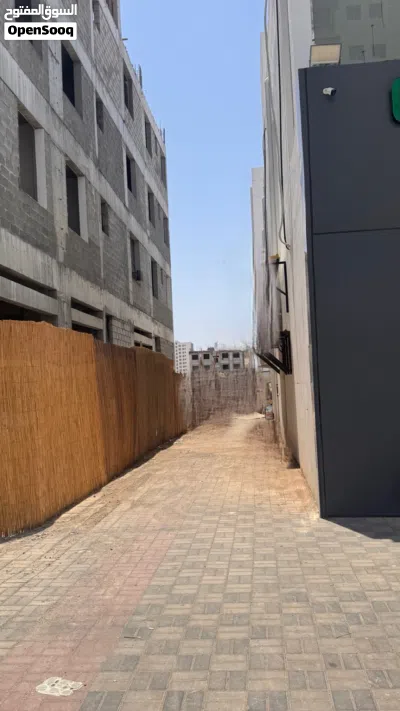 A fully open showroom 400m معرض مفتوح بواجهه كورنر زجاجيه وسط السنتر قريب من نيستو امعبيله وبن راشد 4