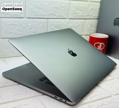 Laptop MacBook Pro ssd 512 core i7 GRAPHICS 4