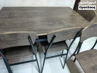 طاولة الطعام مع 4 كراسي بحالة جيدة 3