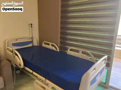 سرير طبي متحرك مع طاولته وحمالة السيروم 2