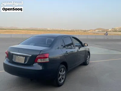 Toyota Yaris E 2