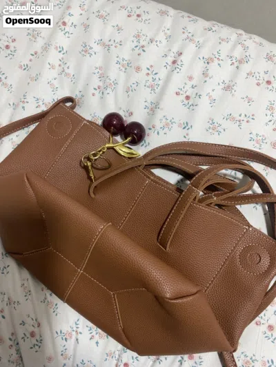 شنتة باللون البني مع ميدالية الكرز 2