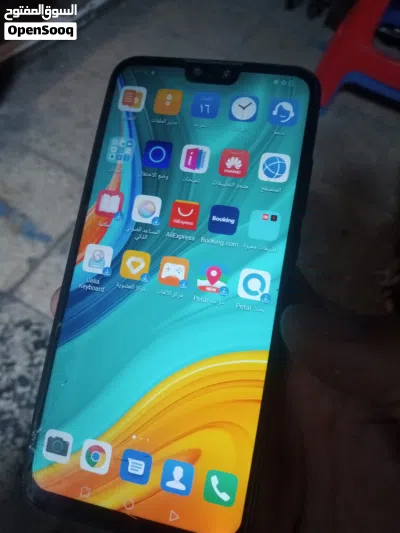 Huawei Y8s كسر خفيف طرف الشاشه صغير جدا ومش مأثر على اشي ما في داعي تغيرها 3