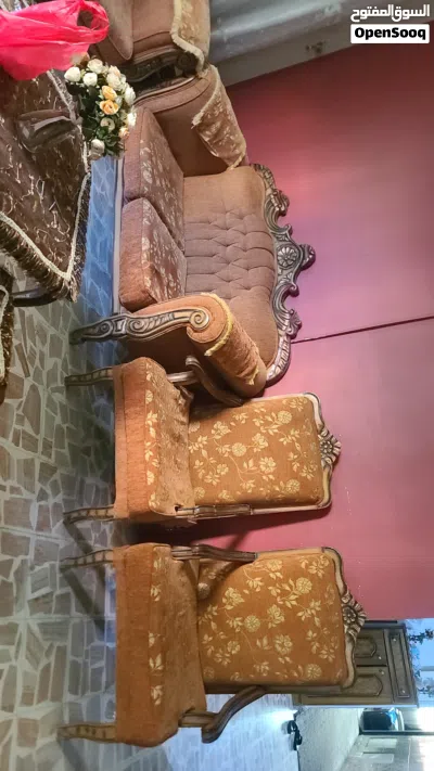 طقم كنب زان عدد 2 بحالة جيده 2