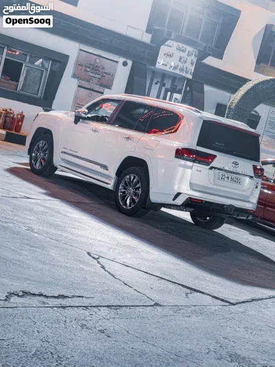 Toyota Land Cruiser VX 2