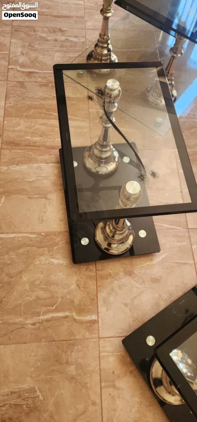 طاولات جانبية مع طاولة كبيرة من زجاج 2