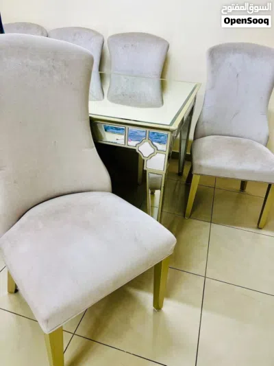 طاولة طعام مع 8 كراسي 4